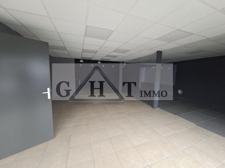 Industrial in Saint-Maximin for lease - Interior Photo - Image 2 of 3