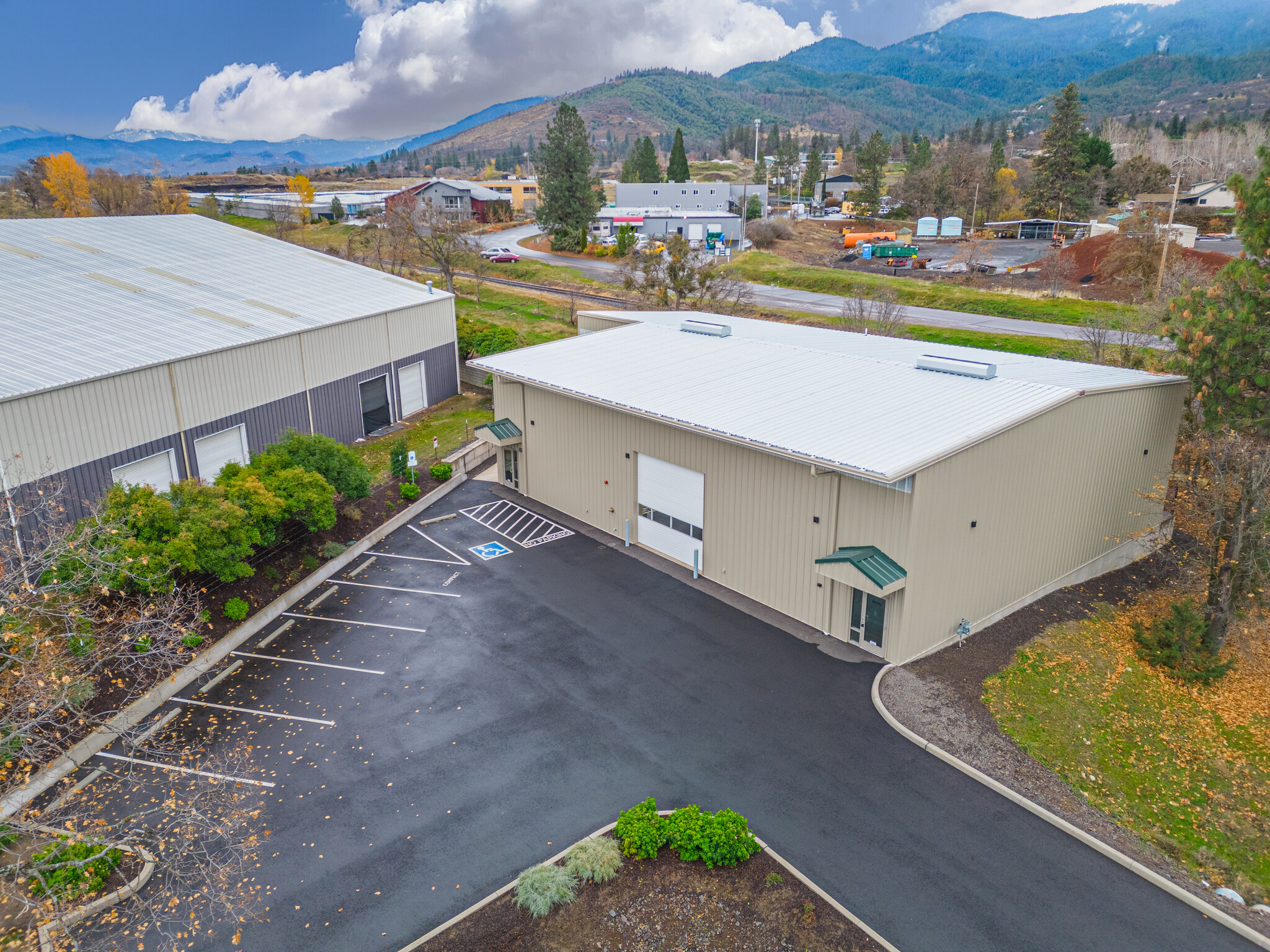 698 Tolman Creek Rd, Ashland, OR for lease Building Photo- Image 1 of 7