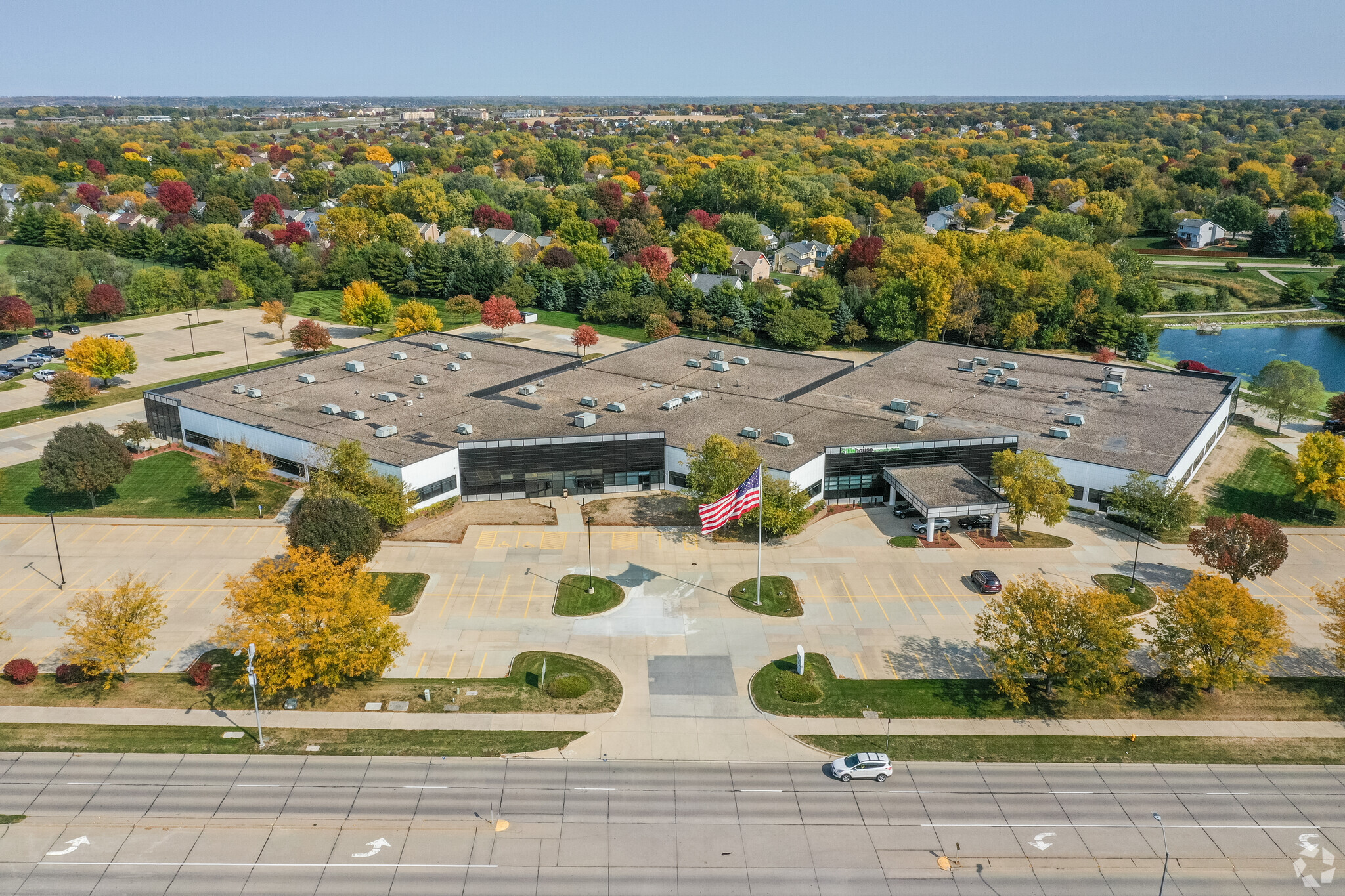 4093-4121 NW Urbandale Dr, Urbandale, IA for lease Building Photo- Image 1 of 7