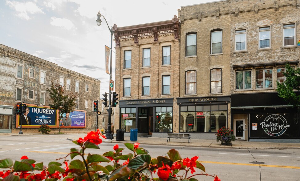 244-246 Main St, Racine, WI for lease - Building Photo - Image 2 of 8
