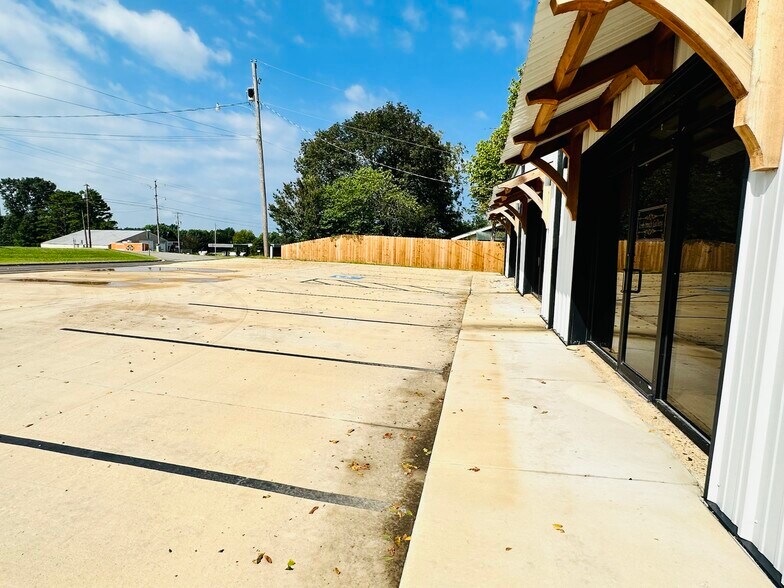 1195 E Main St, Melbourne, AR for sale - Building Photo - Image 3 of 16