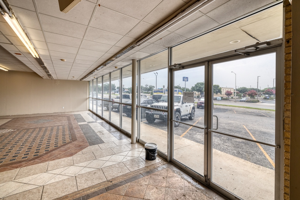 600-612 E Main St, Uvalde, TX for lease Interior Photo- Image 1 of 6