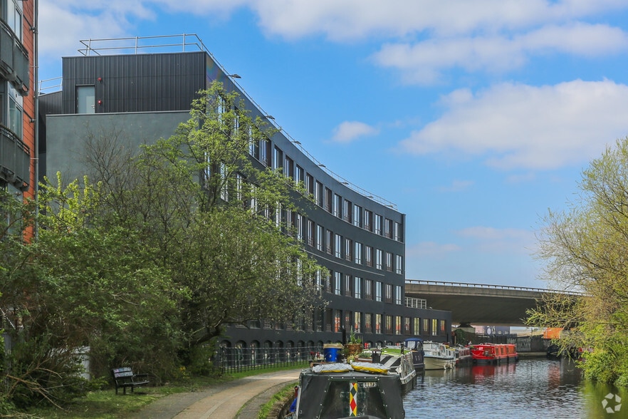 65 Alfred Rd, London for lease - Building Photo - Image 2 of 7