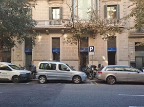 Retail in Barcelona, Barcelona for lease Construction Photo- Image 2 of 7