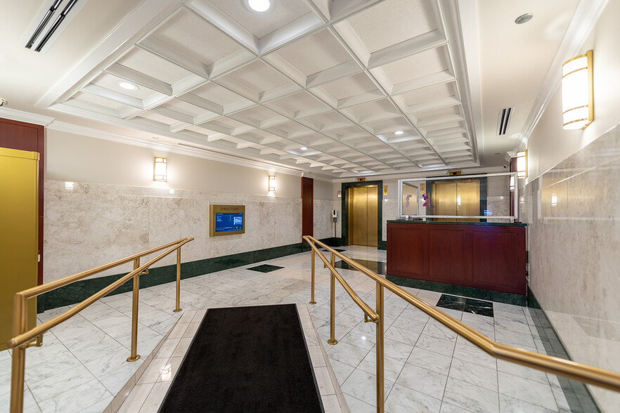 177-191 N State St, Chicago, IL for lease - Lobby - Image 2 of 4