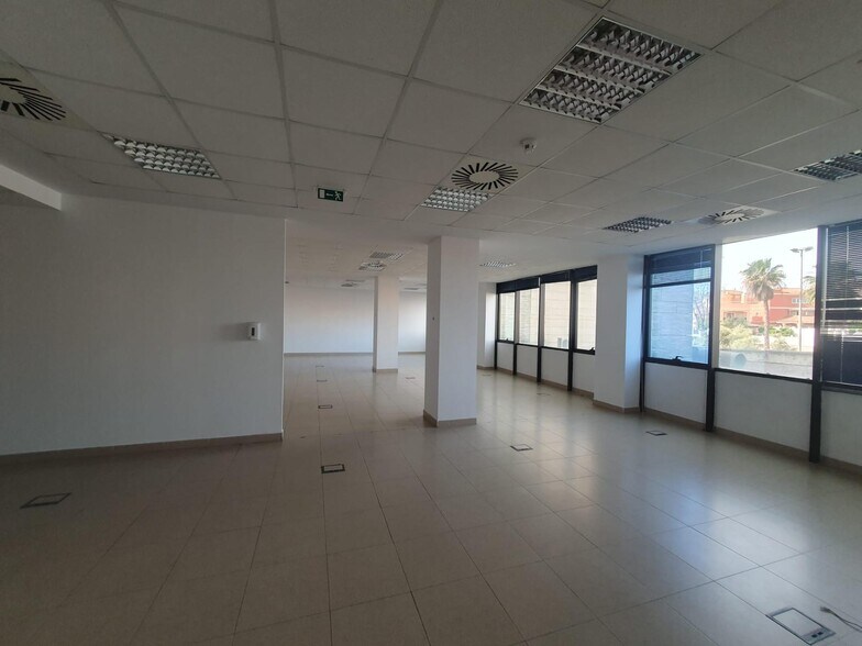 Office in Tomares for lease - Building Photo - Image 2 of 15