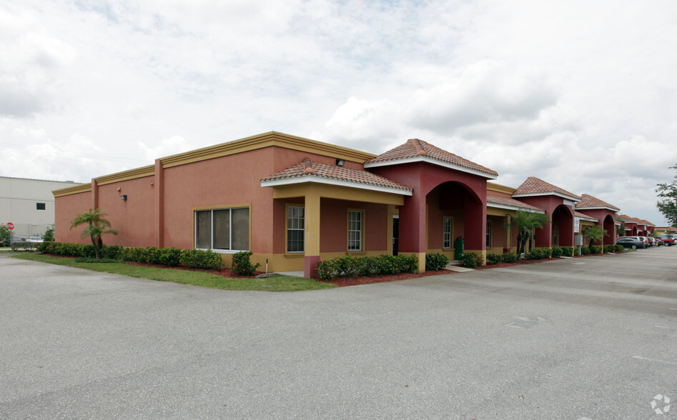 5598 8th St W, Lehigh Acres, FL for lease - Primary Photo - Image 1 of 4