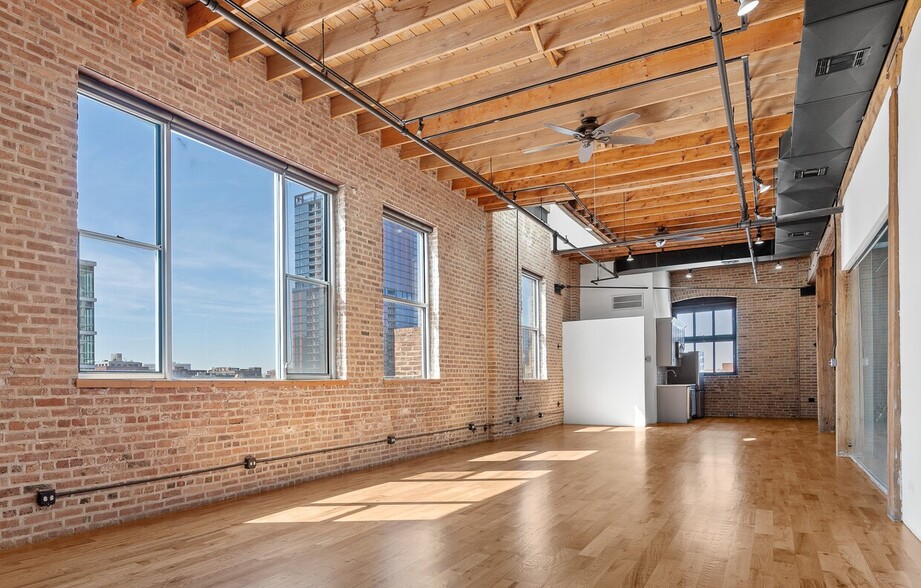 210 N Racine Ave, Chicago, IL for lease - Interior Photo - Image 1 of 13