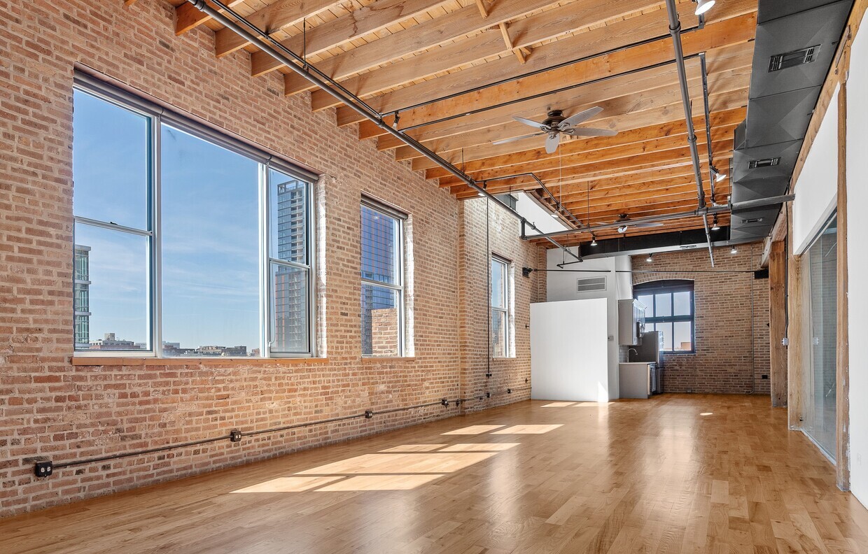 210 N Racine Ave, Chicago, IL for lease Interior Photo- Image 1 of 14