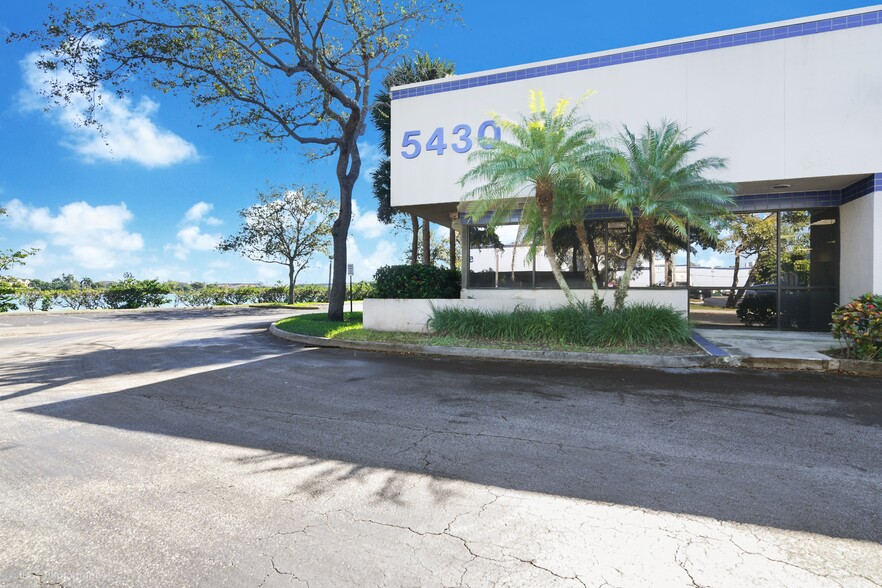 5410-5430 NW 33rd Ave, Fort Lauderdale, FL for lease - Building Photo - Image 2 of 5