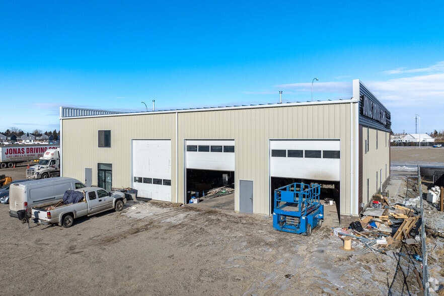 5235 28 Av SE, Calgary, AB for lease - Building Photo - Image 2 of 3