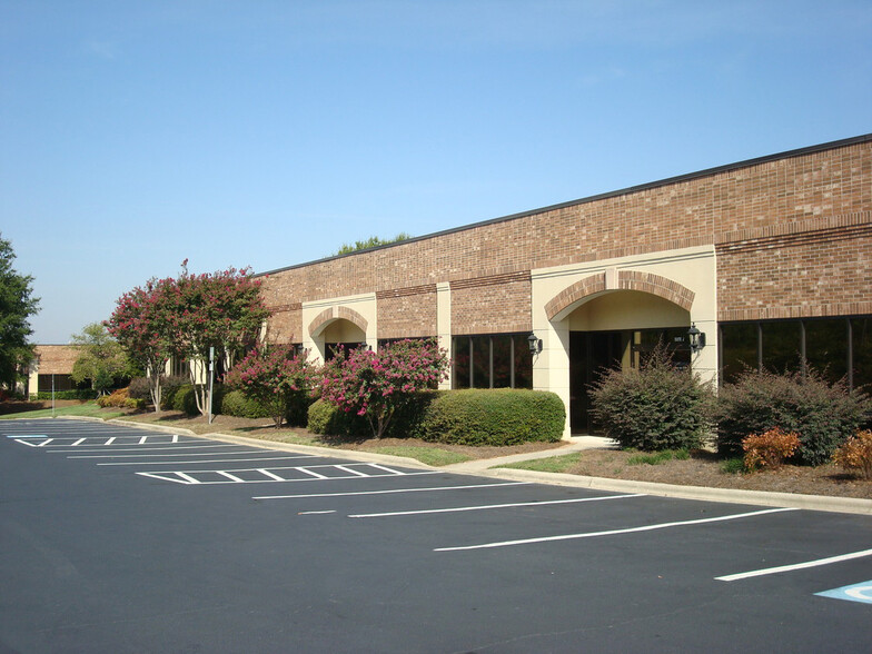 2331 Crownpoint Executive Dr, Charlotte, NC for lease - Building Photo - Image 1 of 8