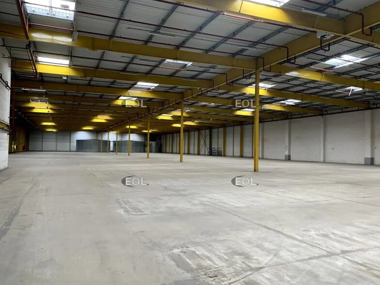 2-4 Rue Des Châtaigniers, Ormes for lease - Interior Photo - Image 2 of 4