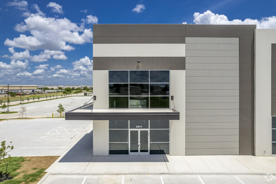 5311 Dietrich Rd, San Antonio, TX for lease - Building Photo - Image 3 of 8