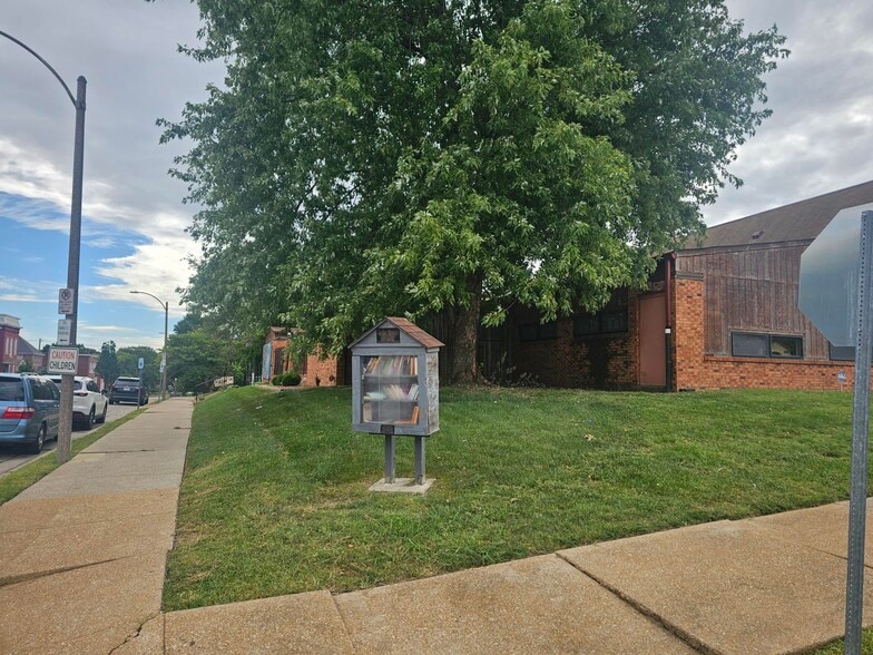 2800 Caroline St, Saint Louis, MO for sale - Primary Photo - Image 1 of 32