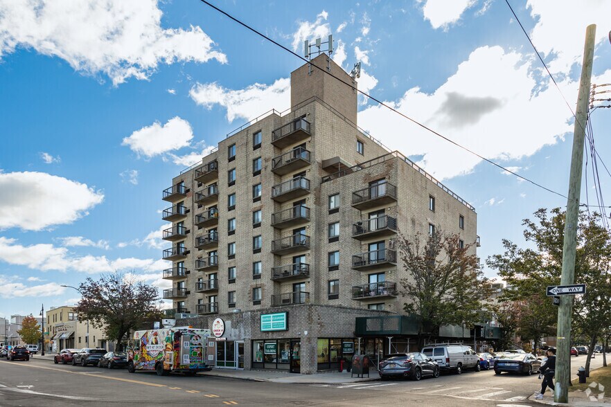 213-02 42nd Ave, Bayside, NY for sale - Primary Photo - Image 1 of 1
