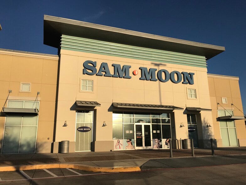 17937 17945 I 45 S Shenandoah Tx 77385 Sam Moon Center Woodlands Loopnet Com