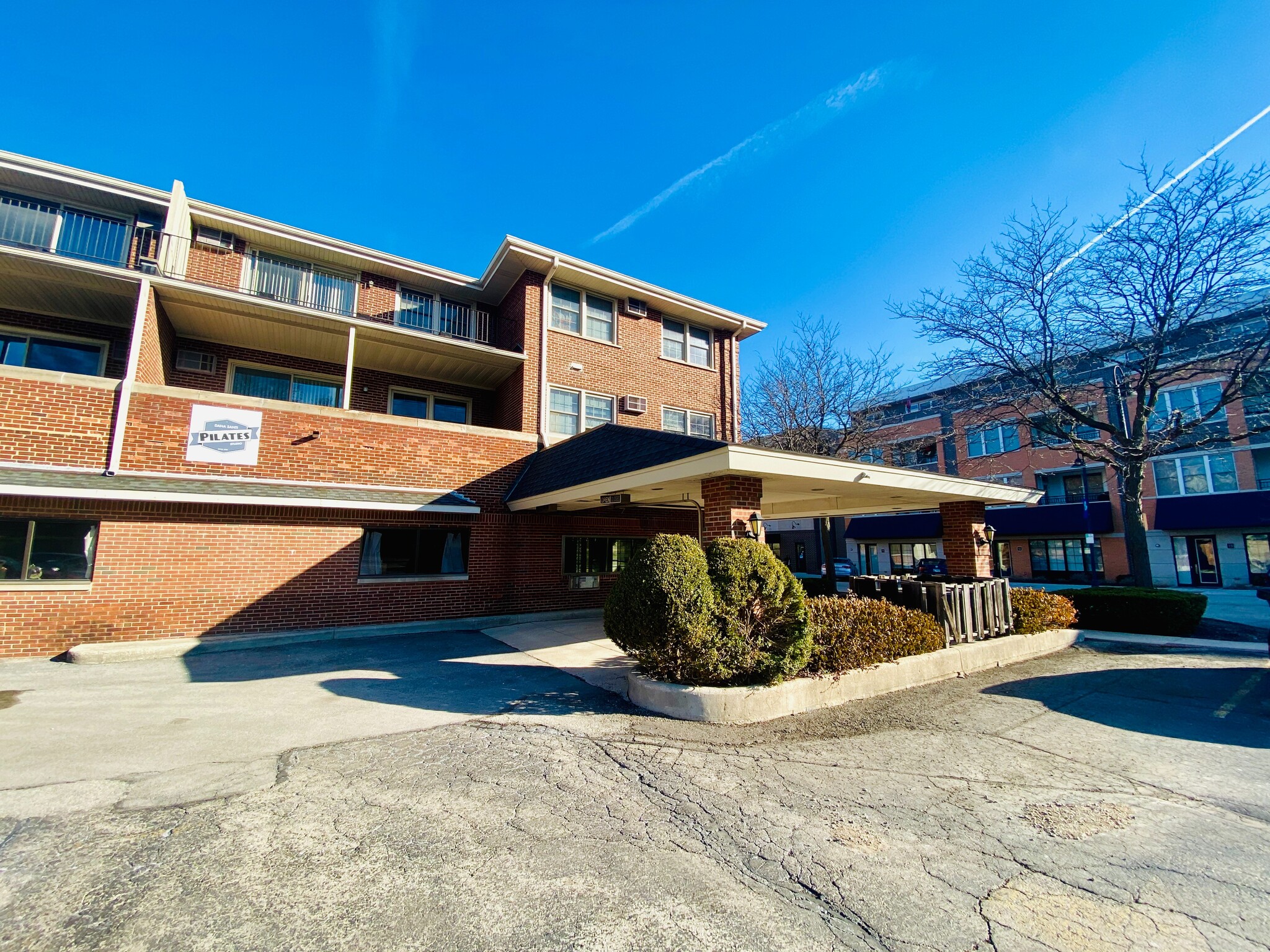 4 Walker Ave, Clarendon Hills, IL for lease Building Photo- Image 1 of 9