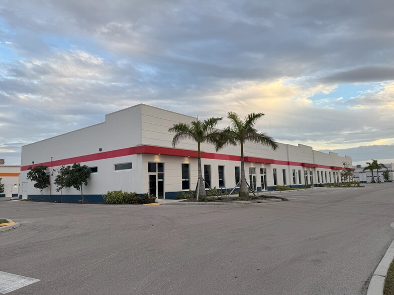 16350 Innovation Ln, Fort Myers, FL for lease - Building Photo - Image 1 of 6