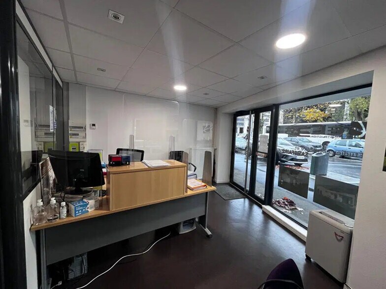 Office in Caen for lease - Interior Photo - Image 2 of 4