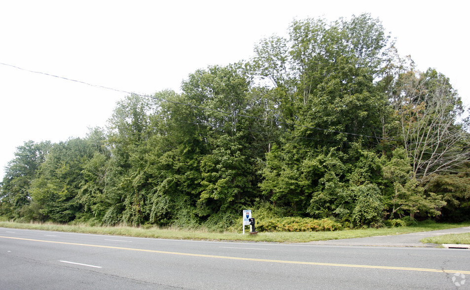 205 Monroe Tpke, Monroe, CT for sale - Primary Photo - Image 1 of 1