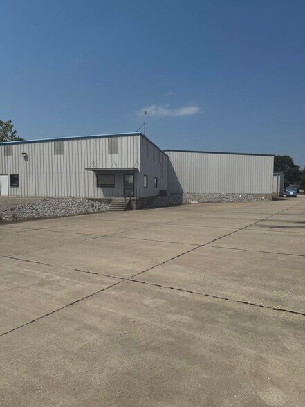 300 Matthews Ln, Sikeston, MO for lease - Building Photo - Image 2 of 12