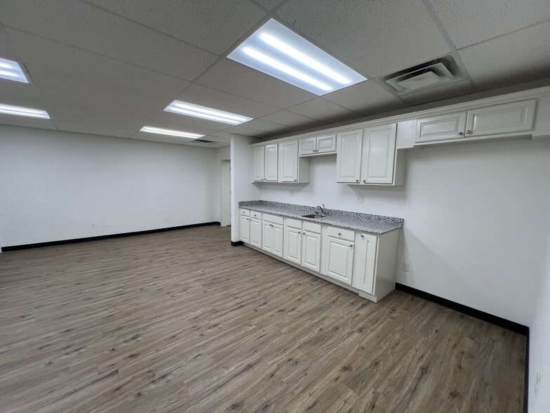 8635 W 21st St, Sand Springs, OK for lease - Building Photo - Image 3 of 7