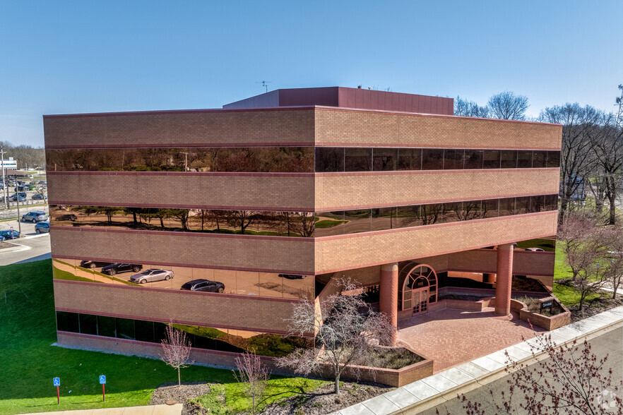 555 W Crosstown Pky, Kalamazoo, MI for lease - Primary Photo - Image 1 of 5