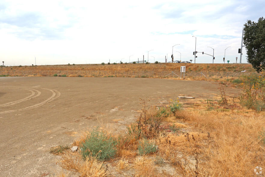 10555 12th Ave, Hanford, CA for lease - Building Photo - Image 2 of 4