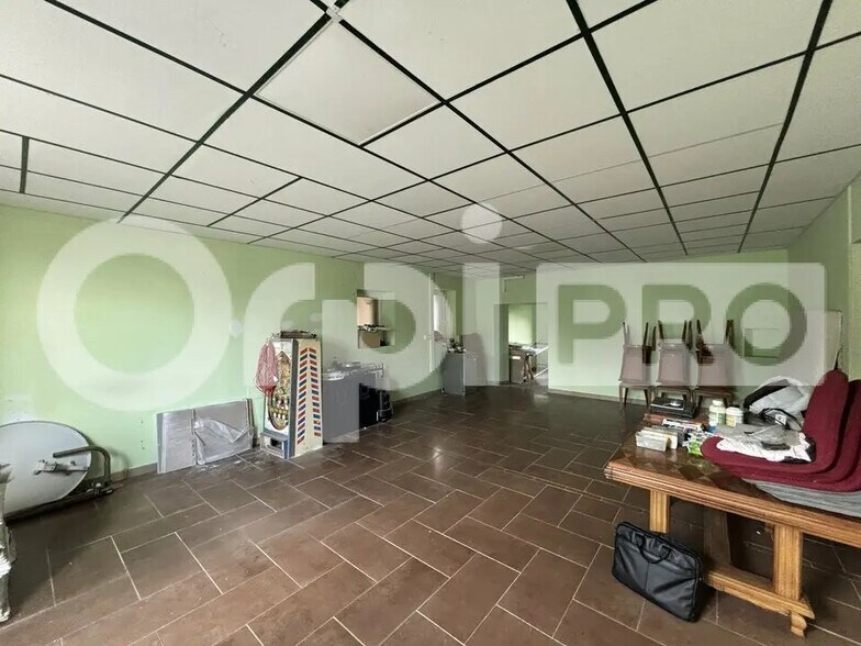 Retail in Vallon-en-Sully for lease - Interior Photo - Image 1 of 3