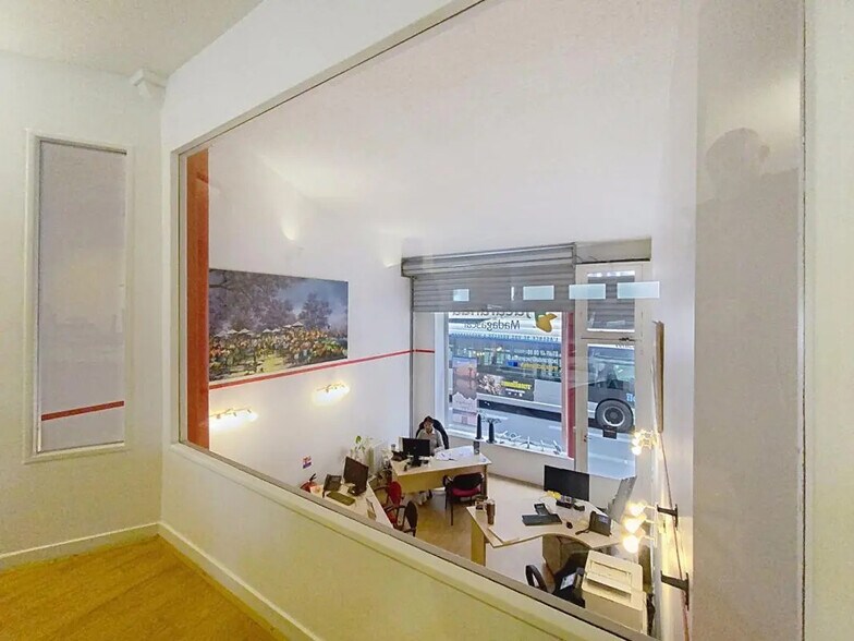 Retail in Paris for sale - Interior Photo - Image 2 of 4