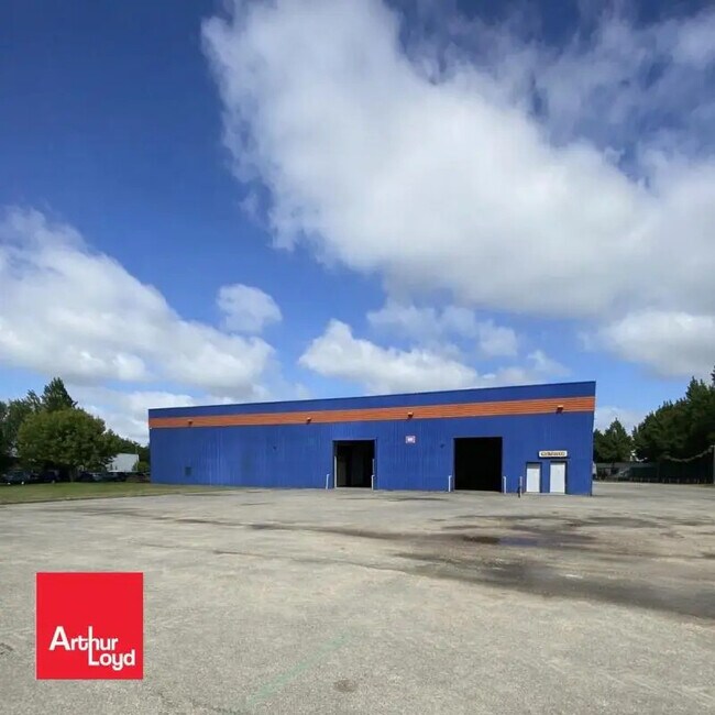 Location Local d'activités 1 808 m²