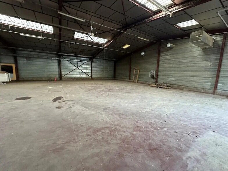 Industrial in Dargoire for lease - Building Photo - Image 3 of 5