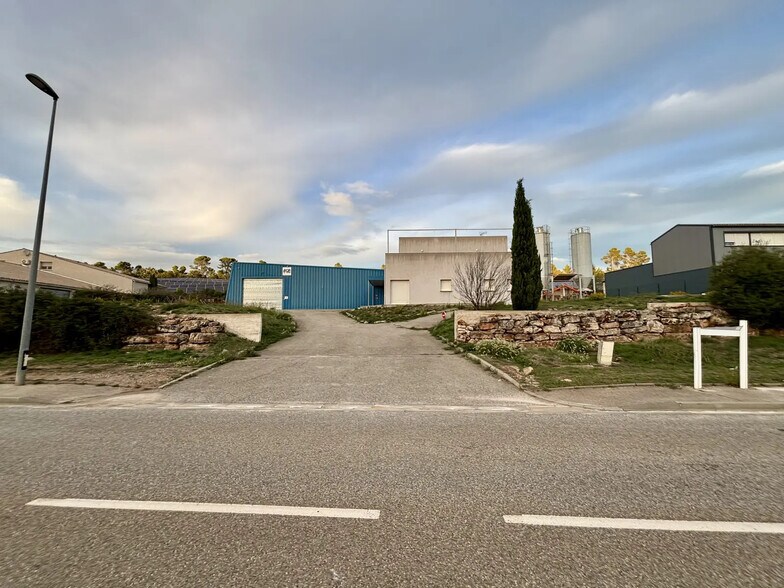 Flex in Brignoles for lease - Building Photo - Image 2 of 12