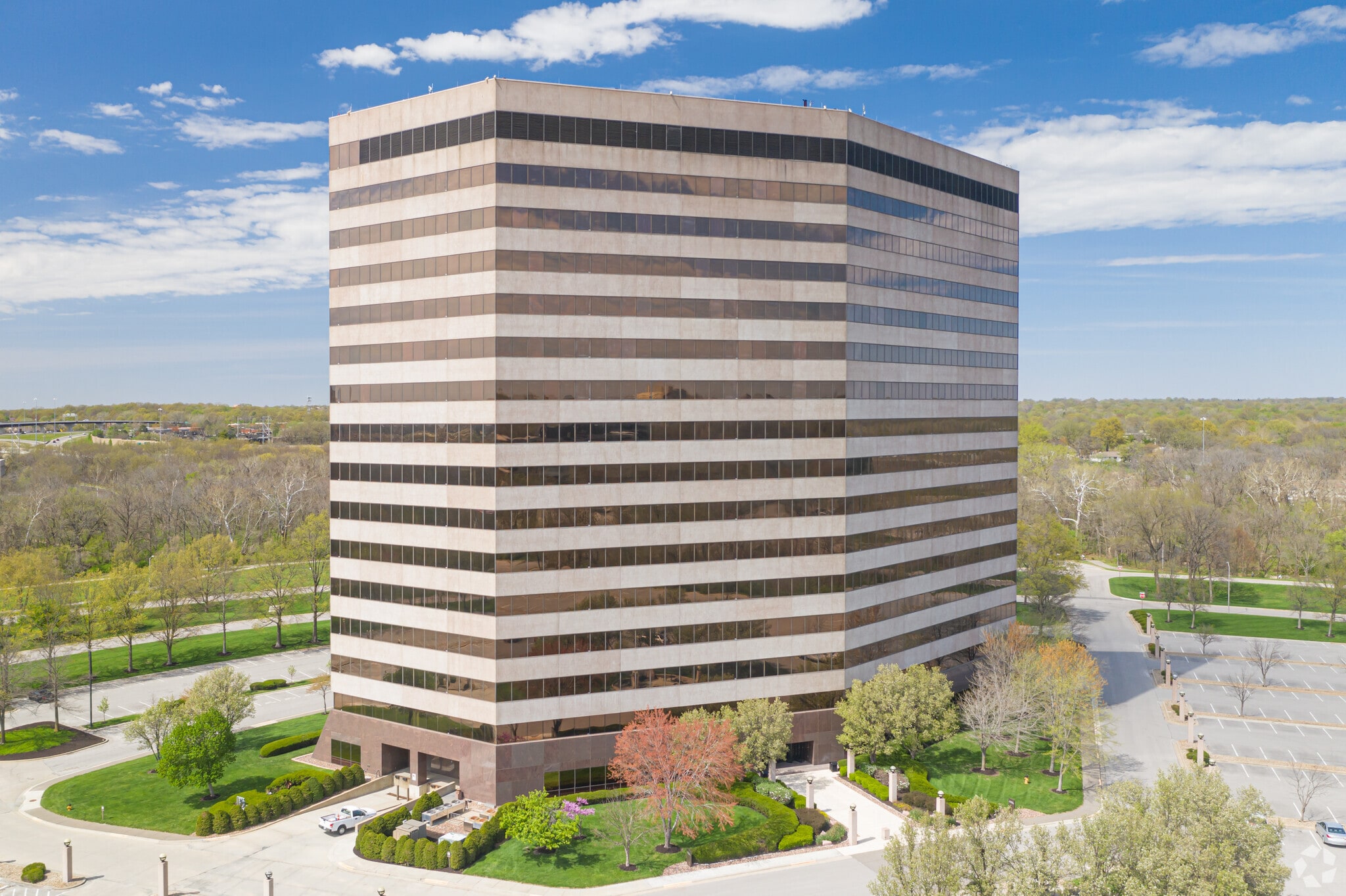 9401 Indian Creek Pky, Overland Park, KS for lease Building Photo- Image 1 of 9