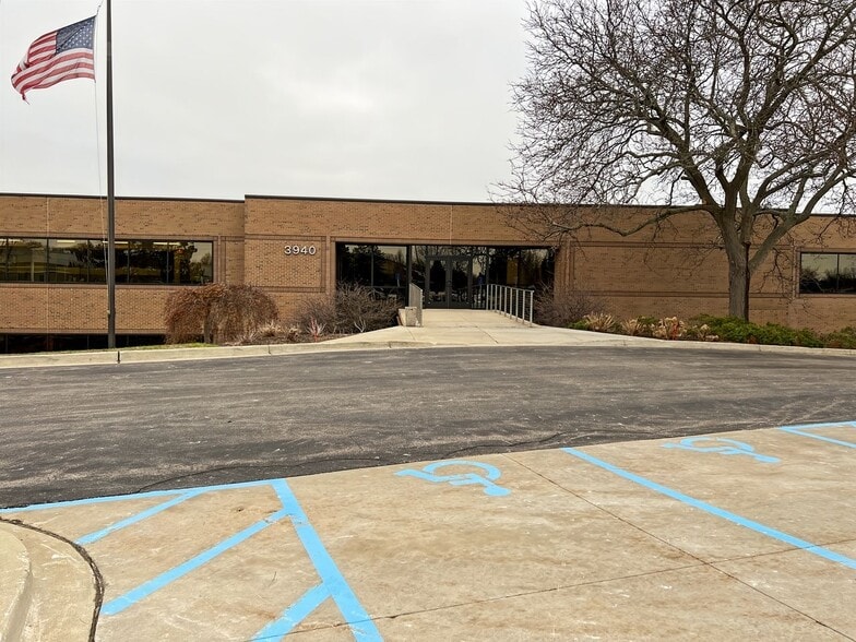 3940 Peninsular Dr SE, Grand Rapids, MI for lease - Building Photo - Image 2 of 13