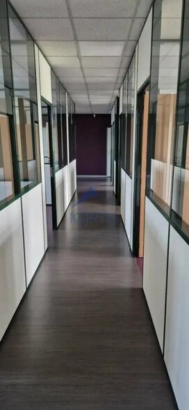 Office in Bron for lease - Interior Photo - Image 2 of 3