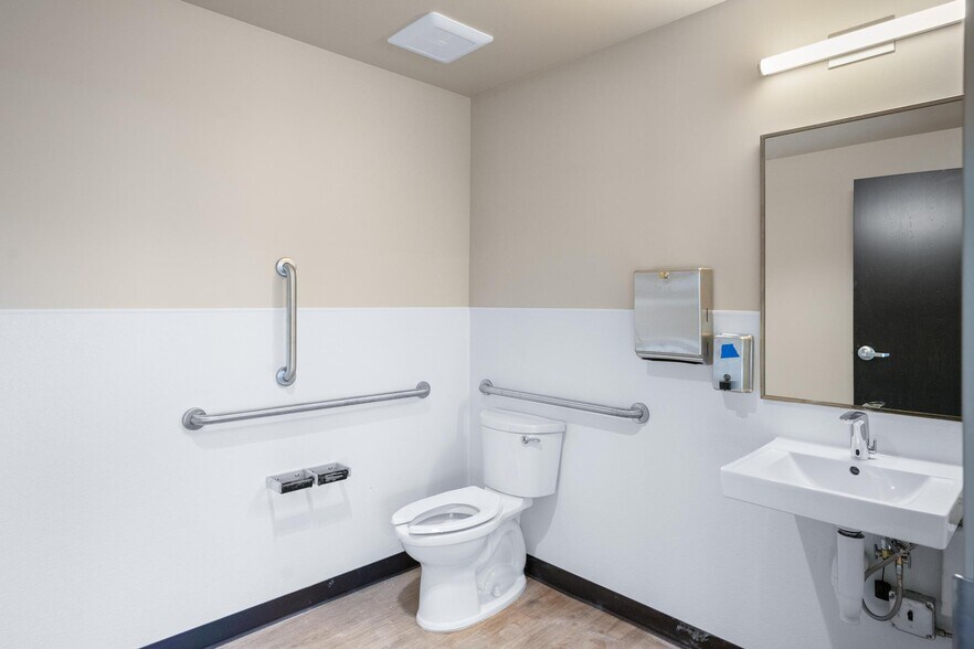 SouthGate portfolio of 2 properties for sale on LoopNet.com - Building Photo - Image 2 of 21