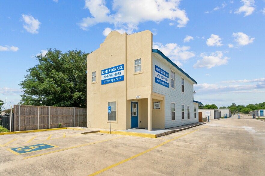 1254 W Oaklawn Rd, Pleasanton, TX for sale - Primary Photo - Image 1 of 1