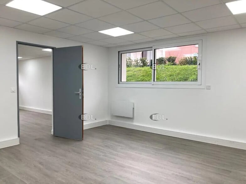 Office in Maisons-Alfort for lease - Building Photo - Image 3 of 9