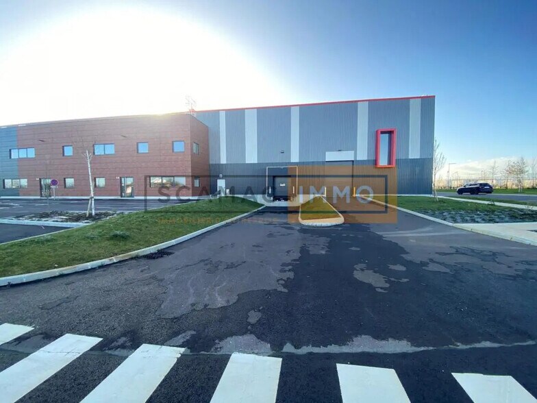 Office in Le Thillay for lease - Building Photo - Image 2 of 6