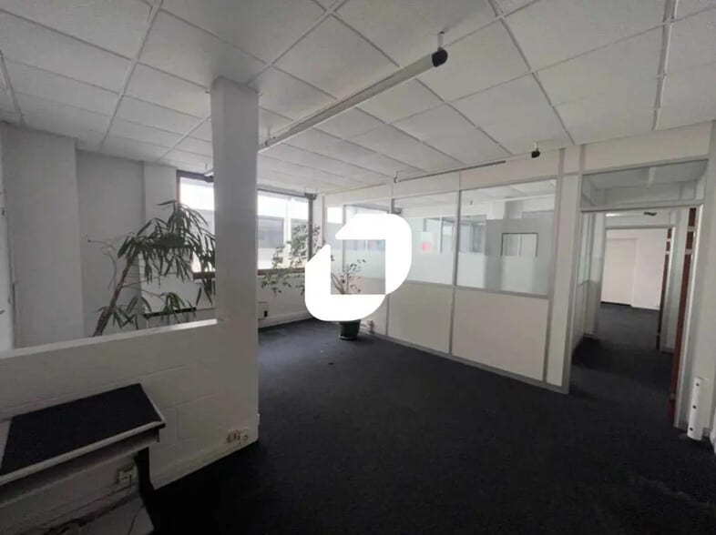 Office in La Madeleine for lease - Interior Photo - Image 1 of 15