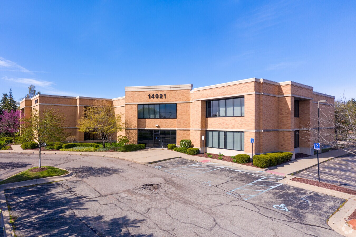 14021 Middlebelt Rd, Livonia, MI 48154