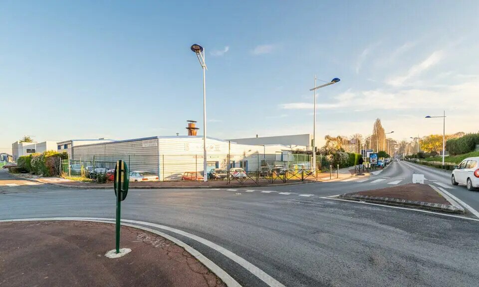 Retail in Domont for lease - Building Photo - Image 2 of 7