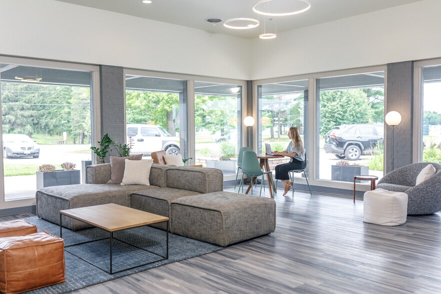 125 Byrd Ave, Neenah, WI for sale - Building Photo - Image 2 of 27