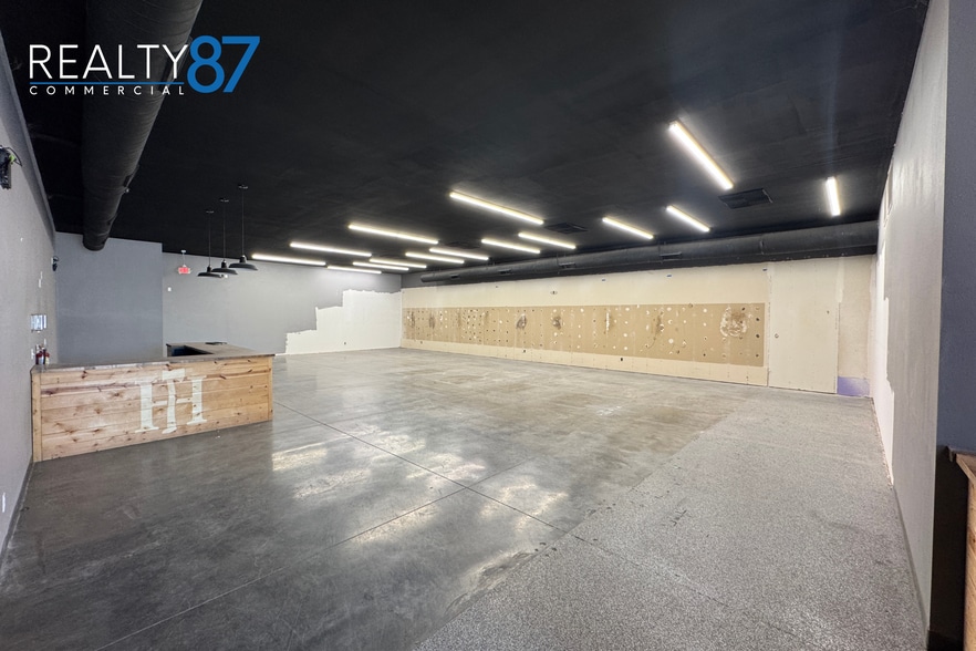 576 Boyson Rd NE, Cedar Rapids, IA for lease - Interior Photo - Image 2 of 9