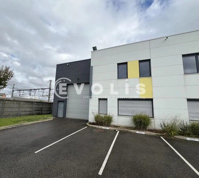 Office in Saint-Fons for lease - Building Photo - Image 1 of 7