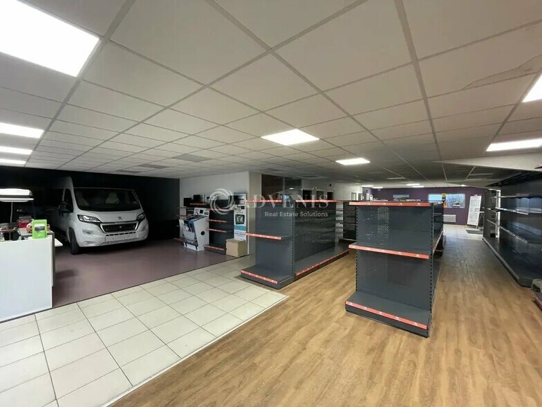 Flex in Saint-Jean-de-Braye for lease - Building Photo - Image 2 of 7