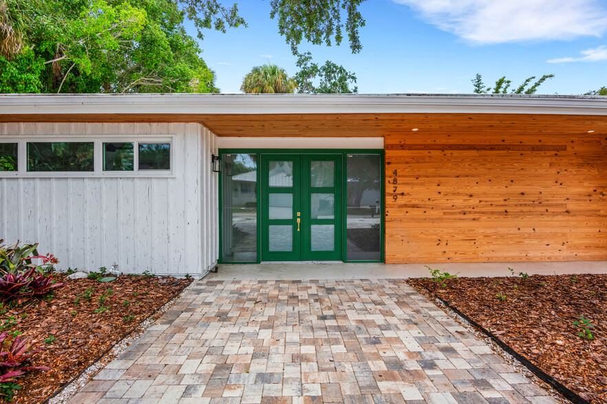 4879 Commonwealth Dr, Siesta Key, FL for sale - Primary Photo - Image 1 of 1