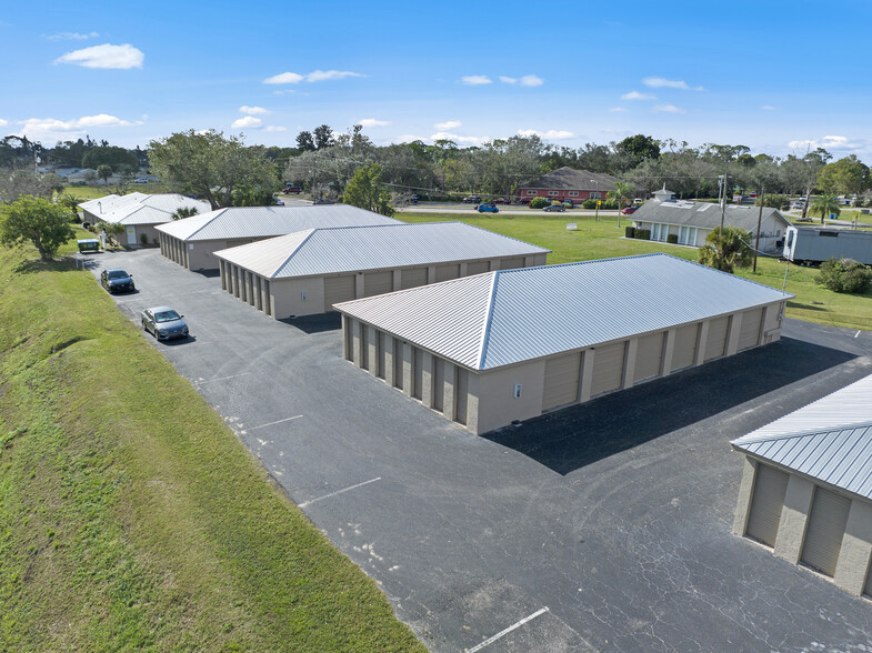 302 Lee Blvd, Lehigh Acres, FL for lease - Primary Photo - Image 1 of 10